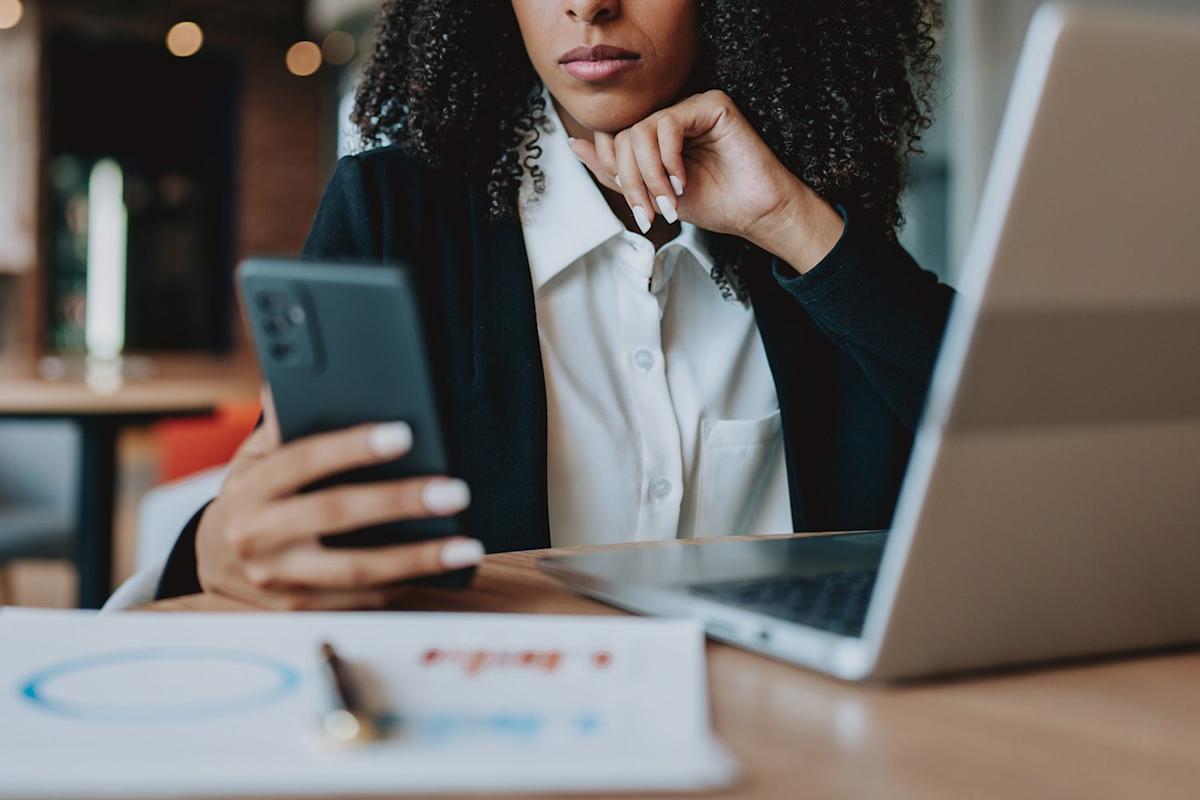 Woman Accidentally Says ‘Love You’ to A Client Bell Ending a Call, then Gets a Surprise Email in Return