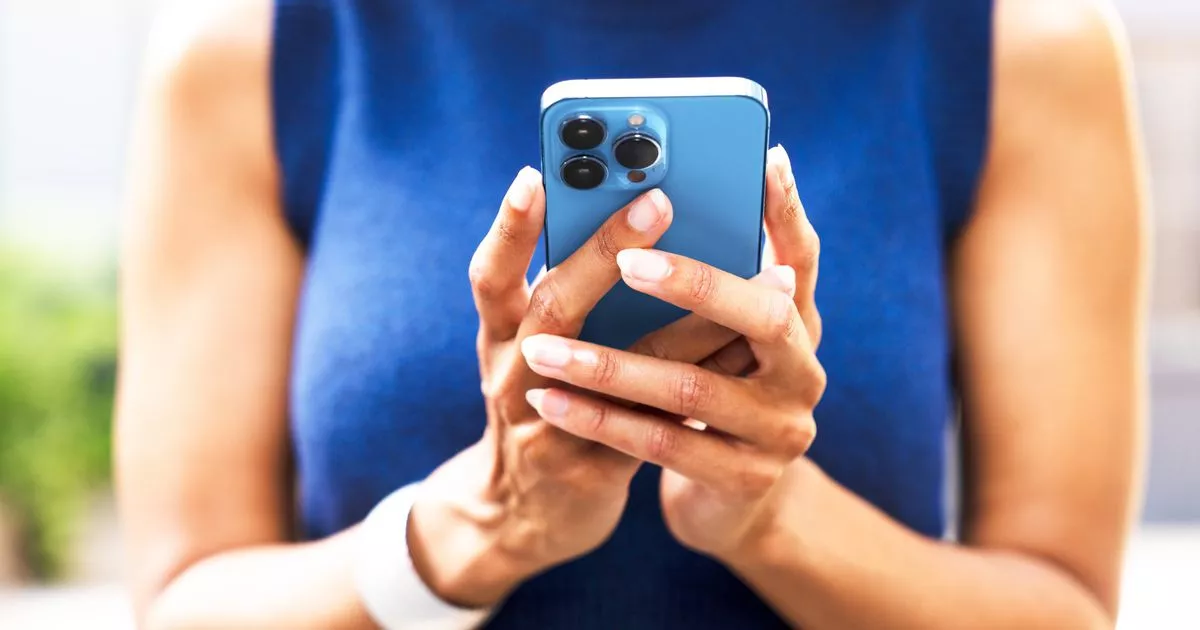 Woman Accidentally Reads Husband’s Group Chat and Discover he doesn’t love her