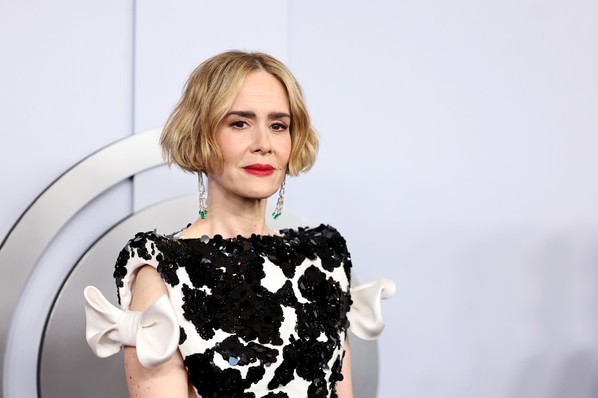 7 Chic Chin-Length Bobs, Acciting to Celebrity Hairstylists