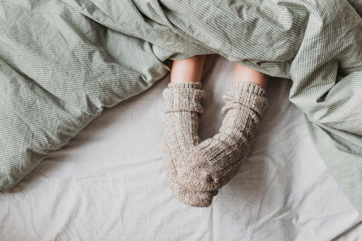 SLEEPING WITH SOCK ON IS EATHER TOASTY OR torture, Depending on Who You Ask. But is it healthy?