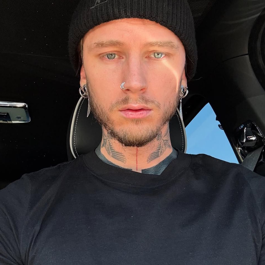Machine Gun Kelly Holods HIS, Megan FOX BABY IN NEW Photo