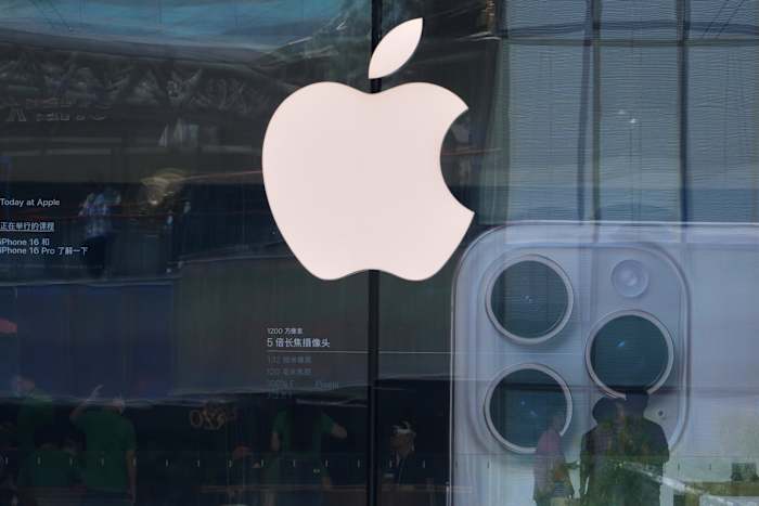 Apple HAS HAD FAW INFINES IN THE PAST TO START Making iPhones In US