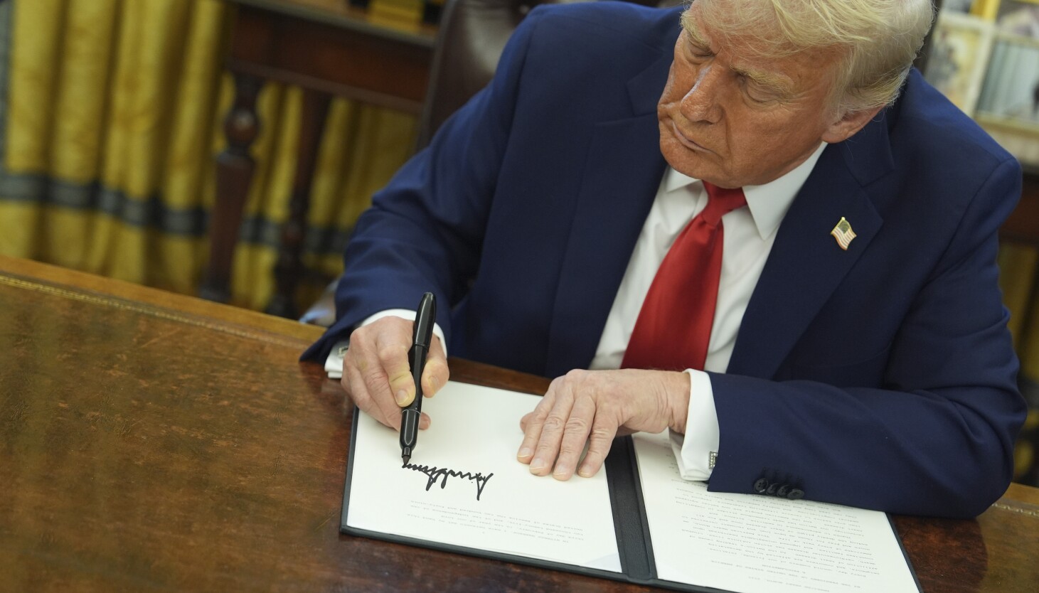 Trump Targets Sanctuary CITIES LIKE CHICAGO WITH NEW EECTIVE ORDERS