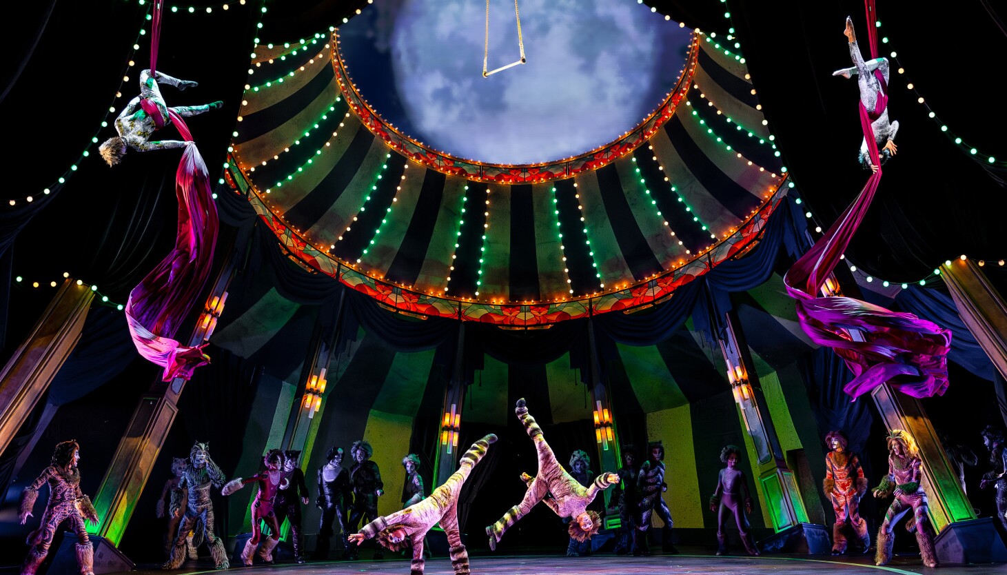 ‘Cats’ oozes Feline fabulousness in paramount theater’s Circus-Inpired Staging