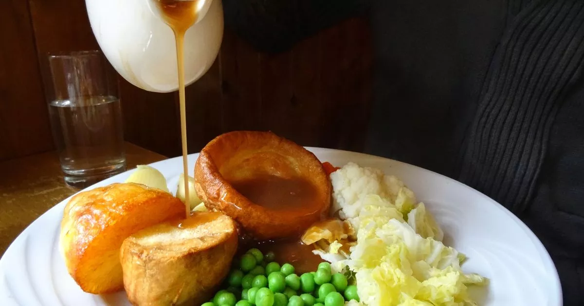 Brit orers Roast Dinner in Thailand and Can’t Believe the Price of It