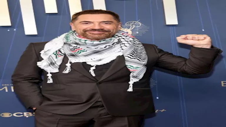 بالوشاح الفلسطيني .. النجم العالمي خافيير باردم يصل حفل توزيع جوائ إيم