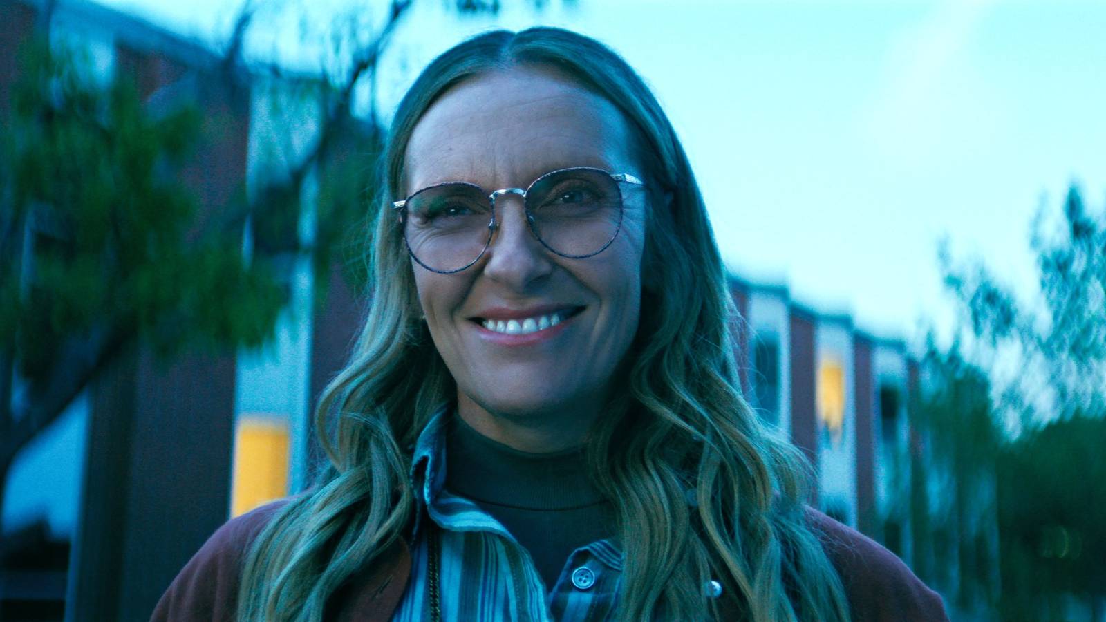 Mae Martin & Toni Collette Lead An atmospheric New Mystery Series that Left with Slightly Unsatisfied