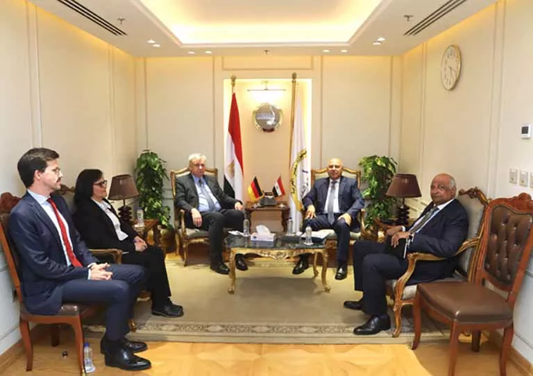 The whole minister is looking for the German ambassador in Cairo to promote joint cooperation (2)