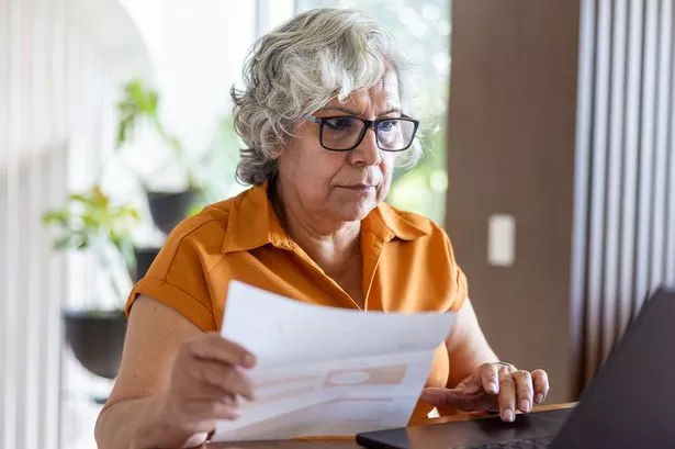 Do Woman checks her finances