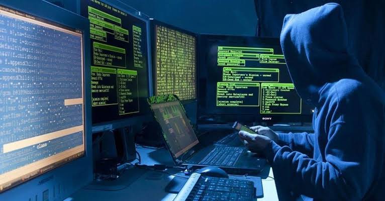 الفقيه بن صالح .. توقيف 3 أشاص بينهم قاصر بتهمة قرصنة لوحات إهارية وعرض