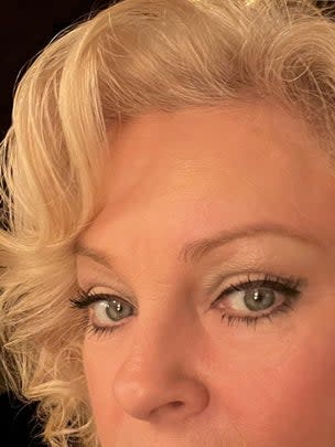 An Elizabeth Mott eye primer comparable to the Mac Pro Longwear Paint Pot