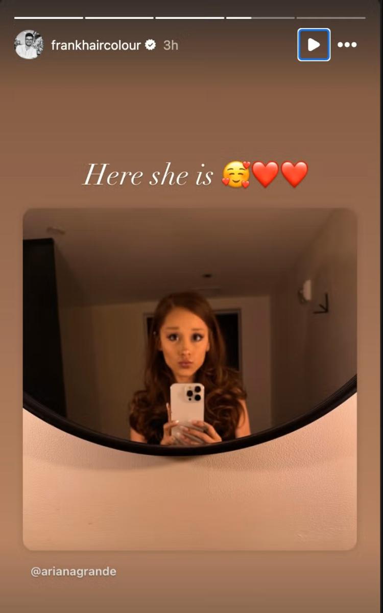 أريانا غراندي تدويد إلى شعرها البني بعد سنائي من الأشقر