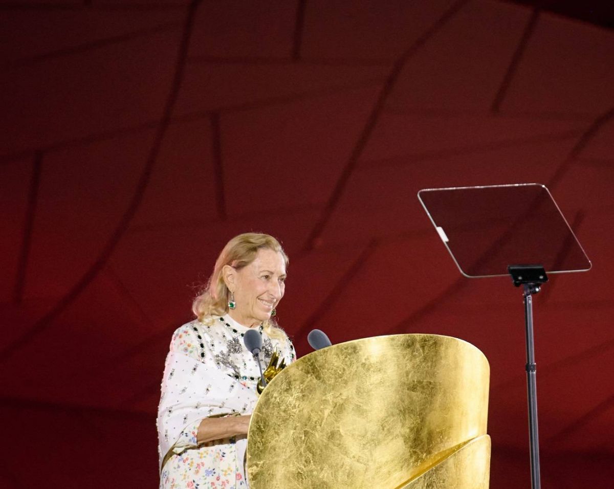 تقريم ميوتشيا برادا بجازة “الينجاز مدا الحياة” في حفل “فاشن تراست أرابيا”