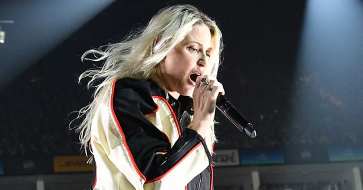 Linkin Park’s Emily Armstrong shaves fan’s hair live on stage at the festival