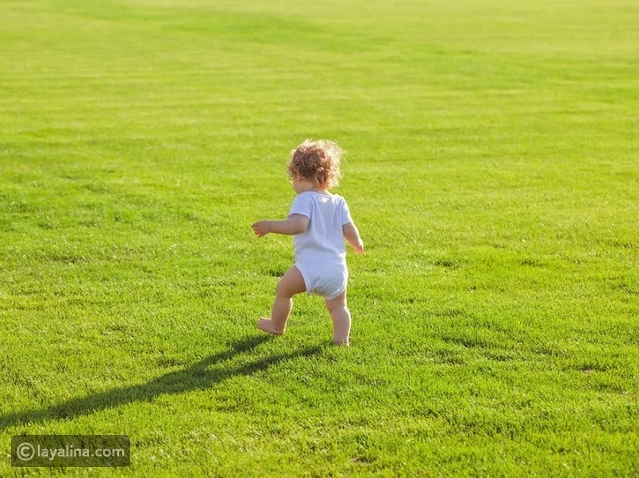 متا يمشي الطفل? First steps ودعم نموه الحركي